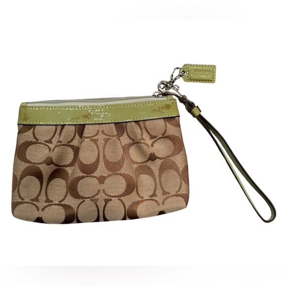 Coach Handbags - Vintage Coach Wristlet 💚